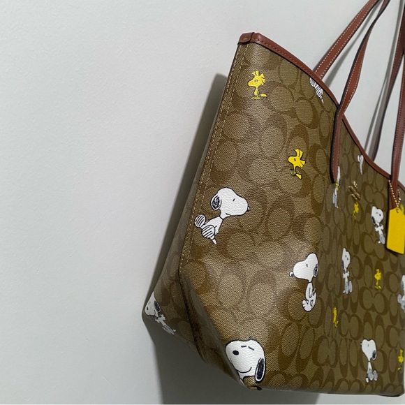Coach x Peanuts City Collaboration Snoopy Tote Bag - Picture 5 of 10